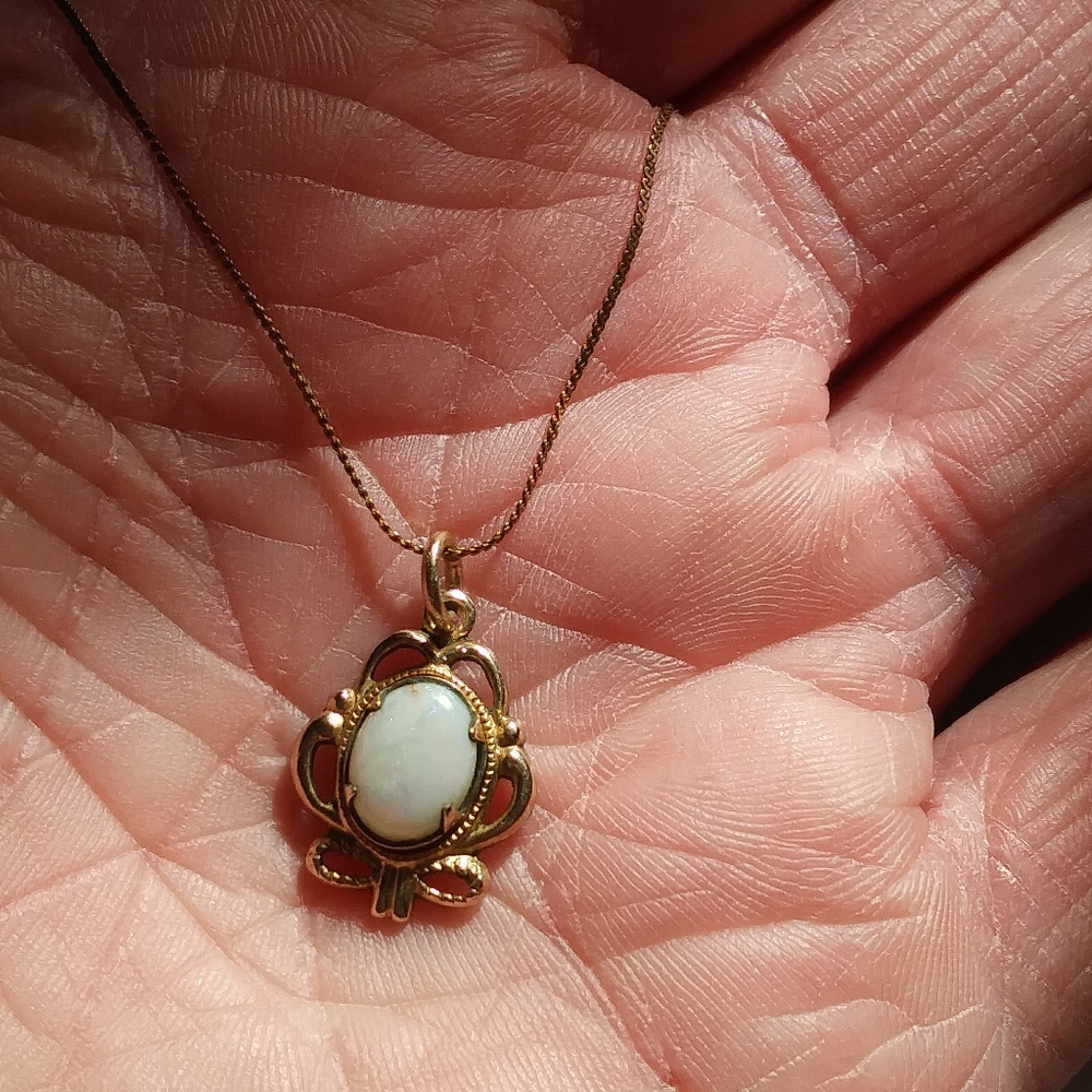 Elegant 12kt Gold Filled Opal Pendant Necklace - Picture 3 of 5